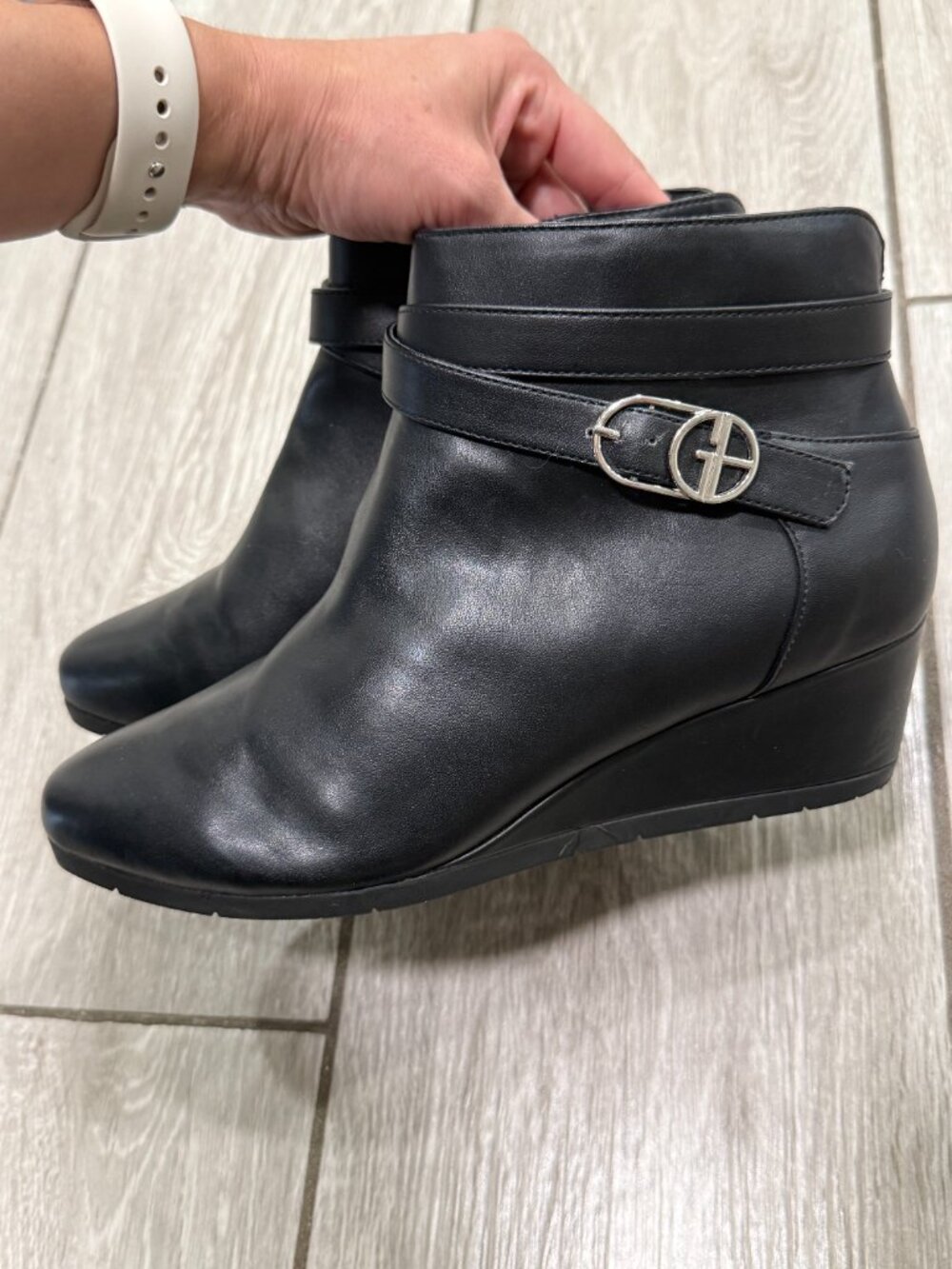 Giani Bernini Black "Cherub" Buckle Wedge Ankle Booties Size 9W - Picture 4 of 8